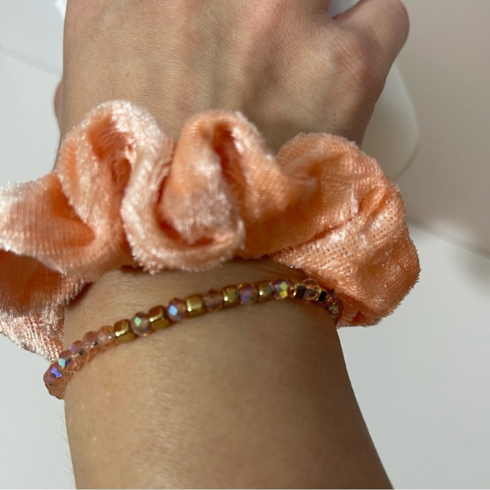 Handmade Pink and Gold iridescent stretch bracelet and matching Peach Sc…​​​ - Picture 6 of 6